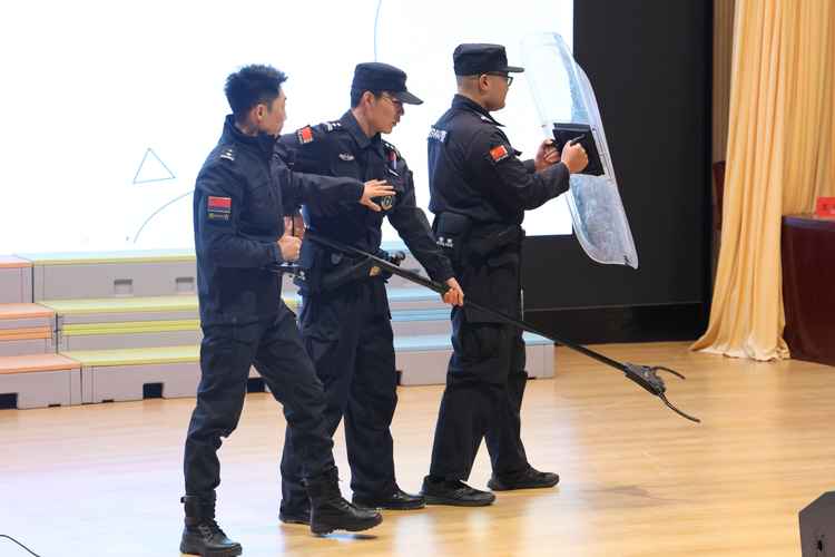 區(qū)教育局組織開展全區(qū)教育系統(tǒng)保安人員業(yè)務(wù)知識與技能培訓(xùn)